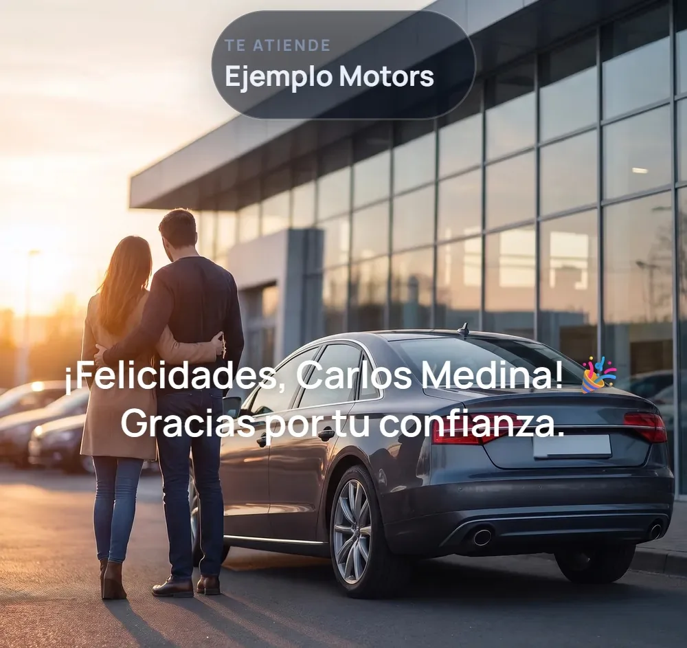 Ejemplo de foto de entrega: una pareja junto a su auto, con la marca del negocio y una felicitación